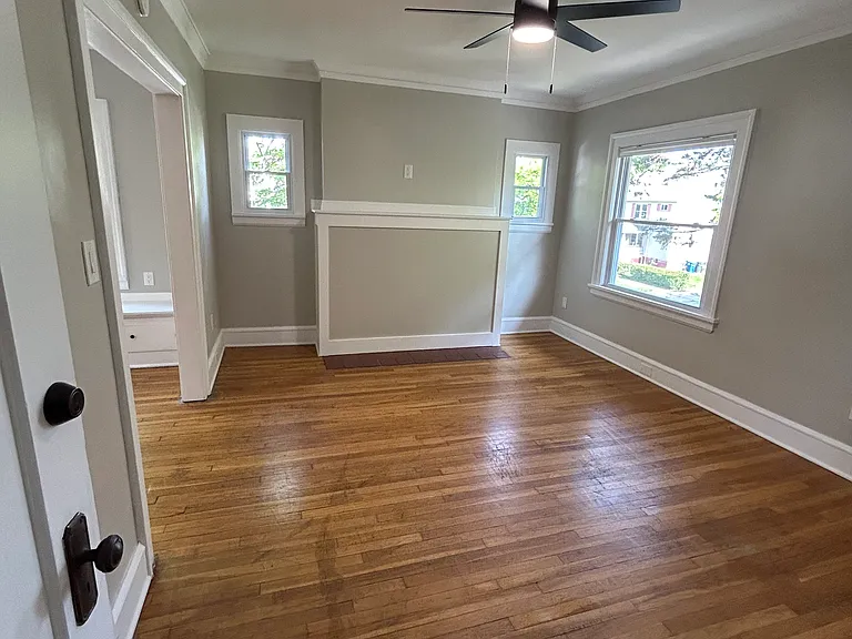 17416 Woodford Ave — Photo 3