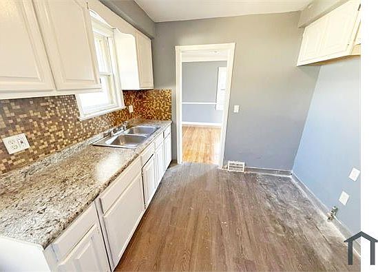 2nd image of 15607 Glendale Ave