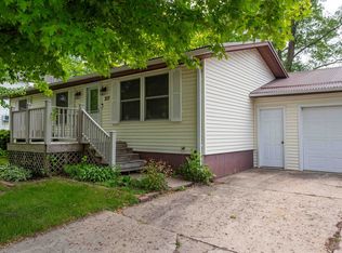 317 3rd Ave SW, Worthington, IA 52078