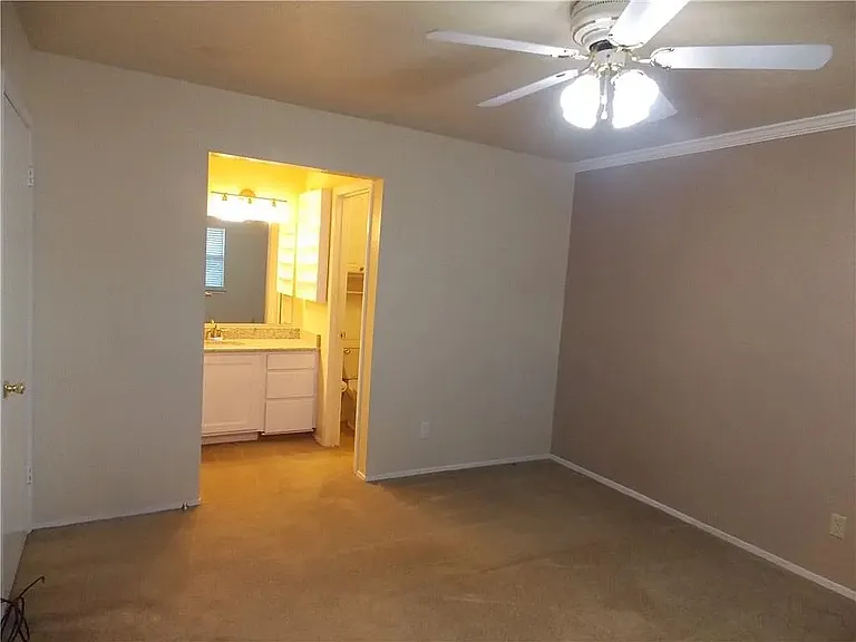 2122 Cedarcrest Dr — Photo 2