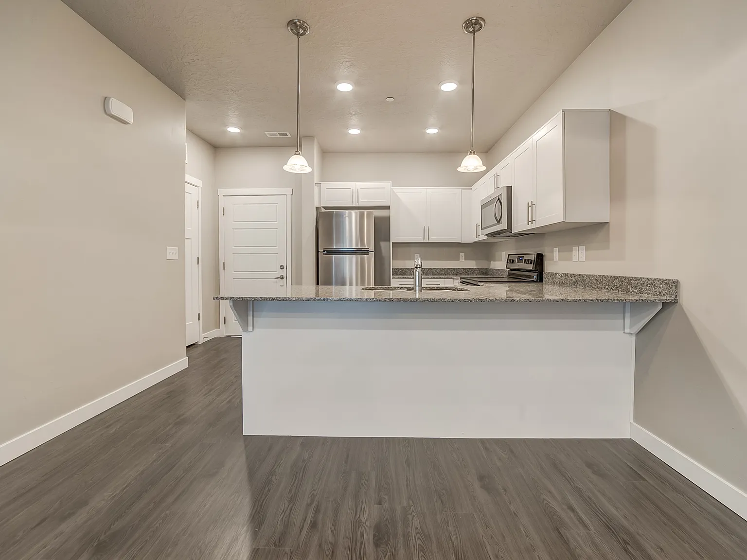 Vine Bldg 26: Unit 206 Type 2: Standard — Photo 3