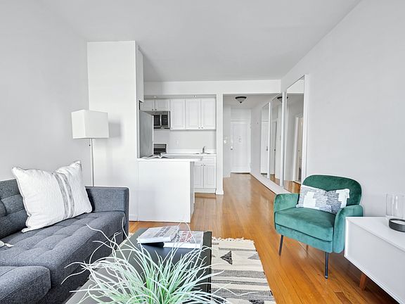 4th image of 426 W 49th St APT 4C