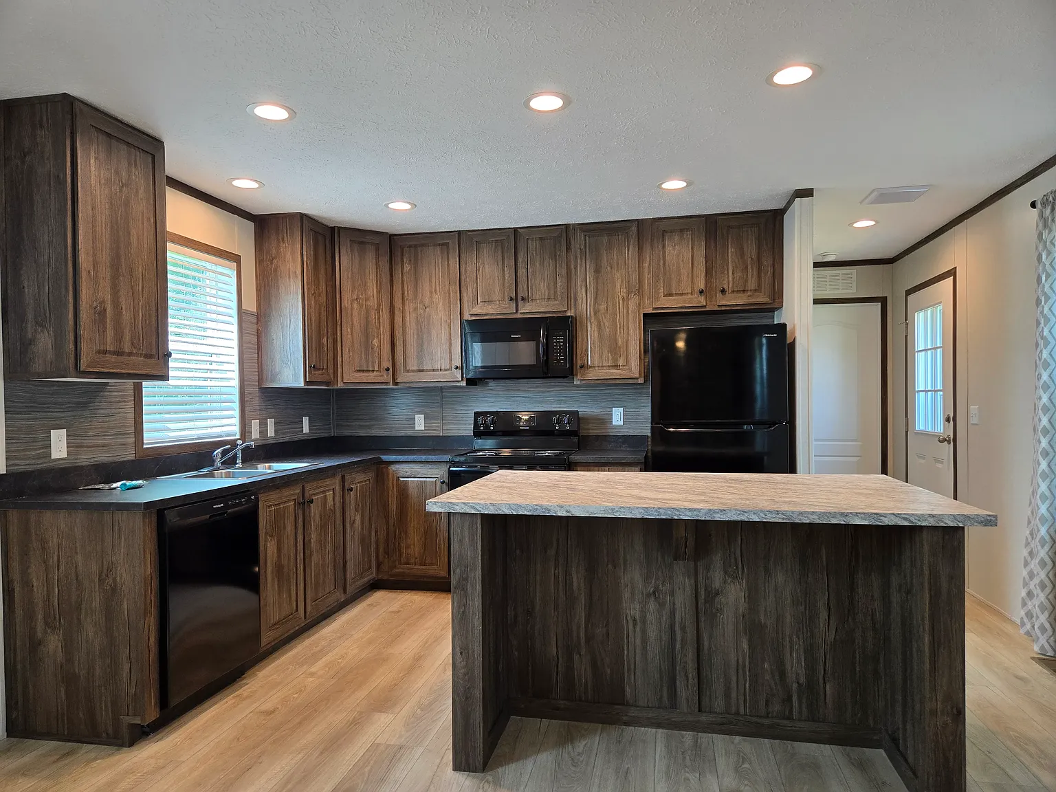 225 Robin Dr — Photo 3
