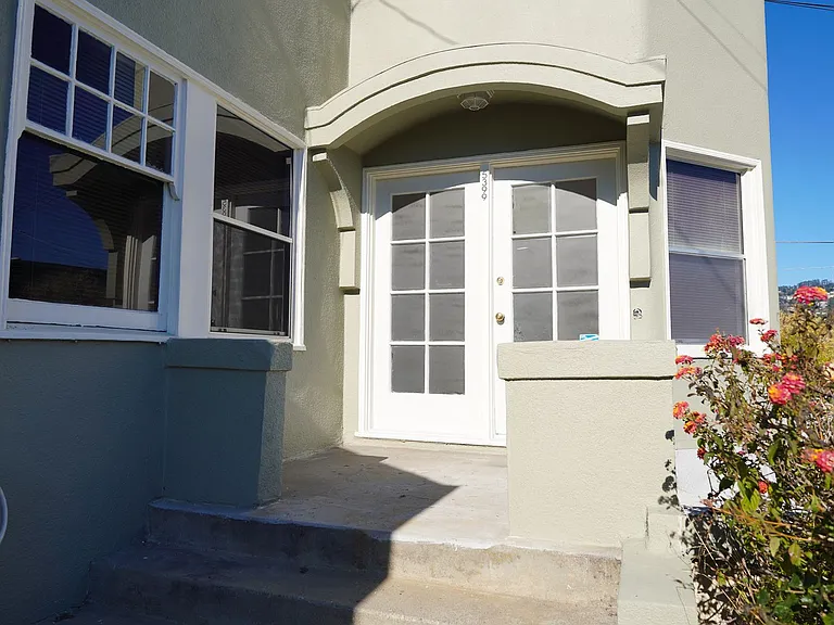 5399 Broadway — Photo 3
