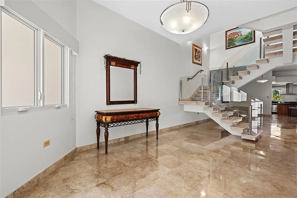 4 bed, 3.5 bath, 4900 sqft, $8,000 — Photo 3
