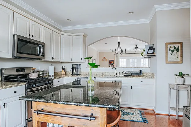 3 bed, 3.5 bath, 2278 sqft, $2,800 — Photo 3