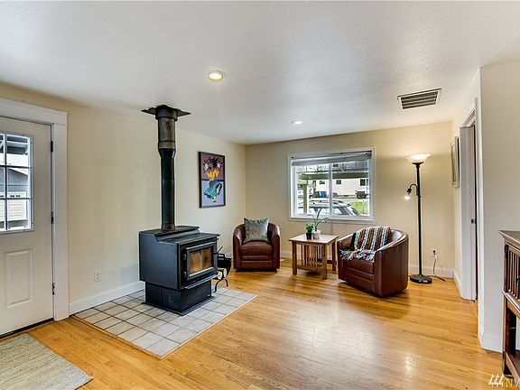 2nd image of 1825 122nd Ave E