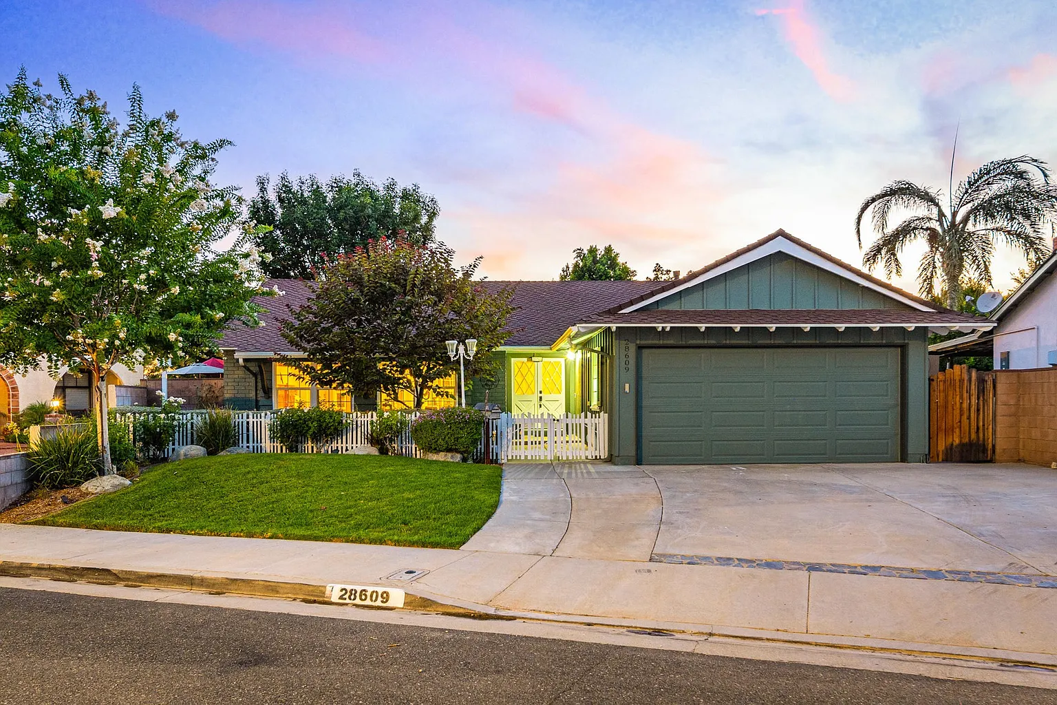 28609 Solon Ave photo 1