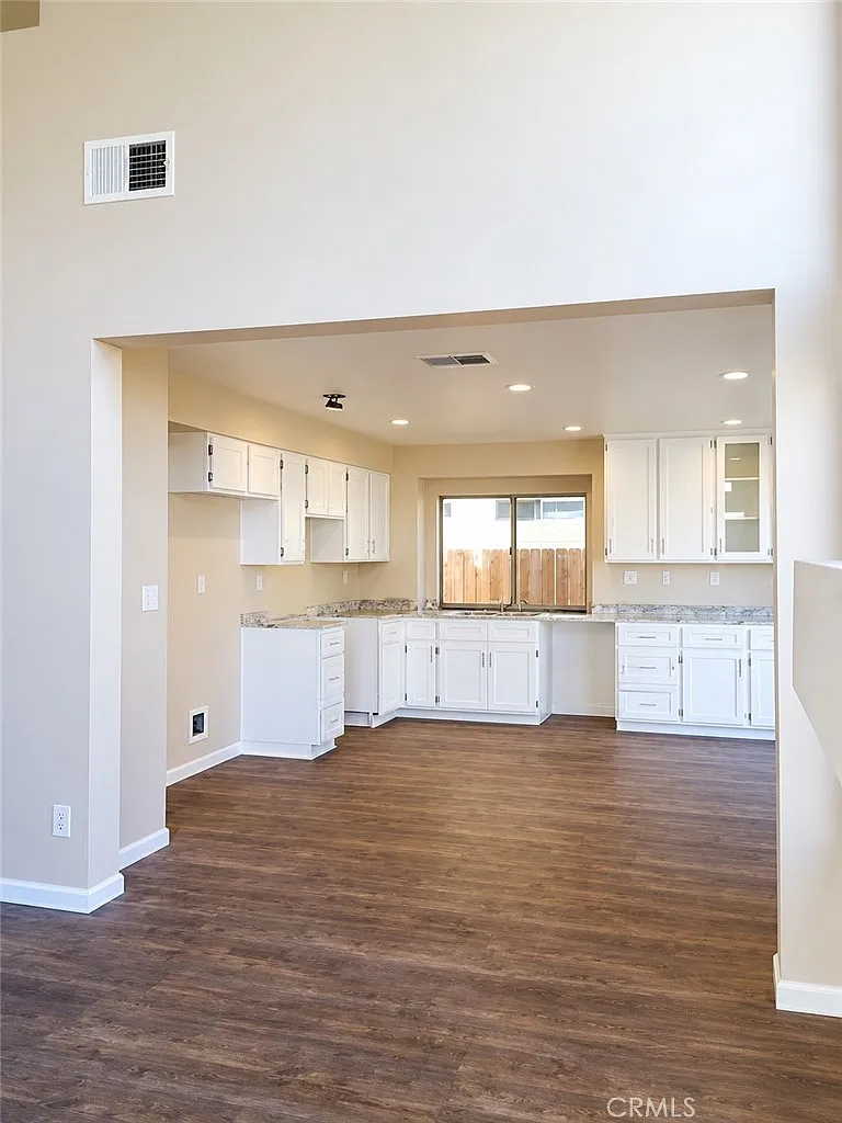 4 bed, 1500 sqft, $3,200 — Photo 2