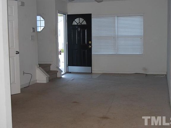 5th image of 422 Saint John Dr