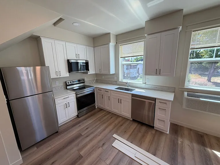 Brand New 2 bedroom 1.5 bath unit — Photo 13