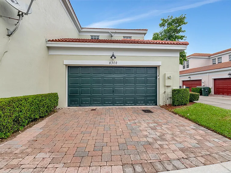 8302 NW 8th Ter #8302 — Photo 37