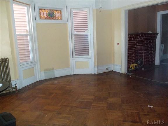5th image of 2738 Creston Ave