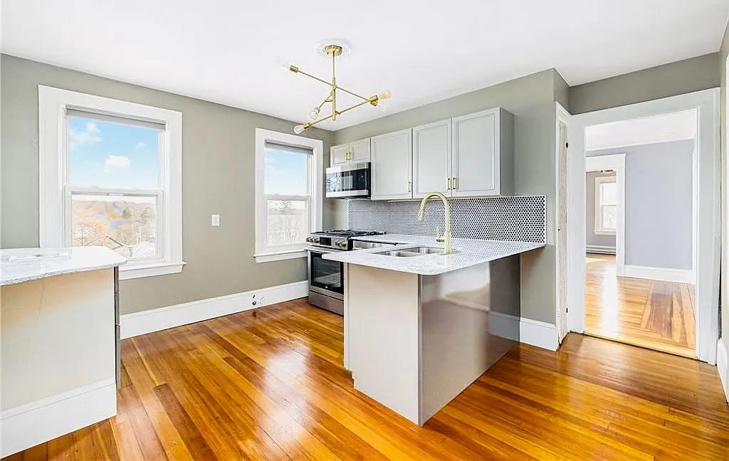 3 bed, 1000 sqft, $2,500 — Photo 2