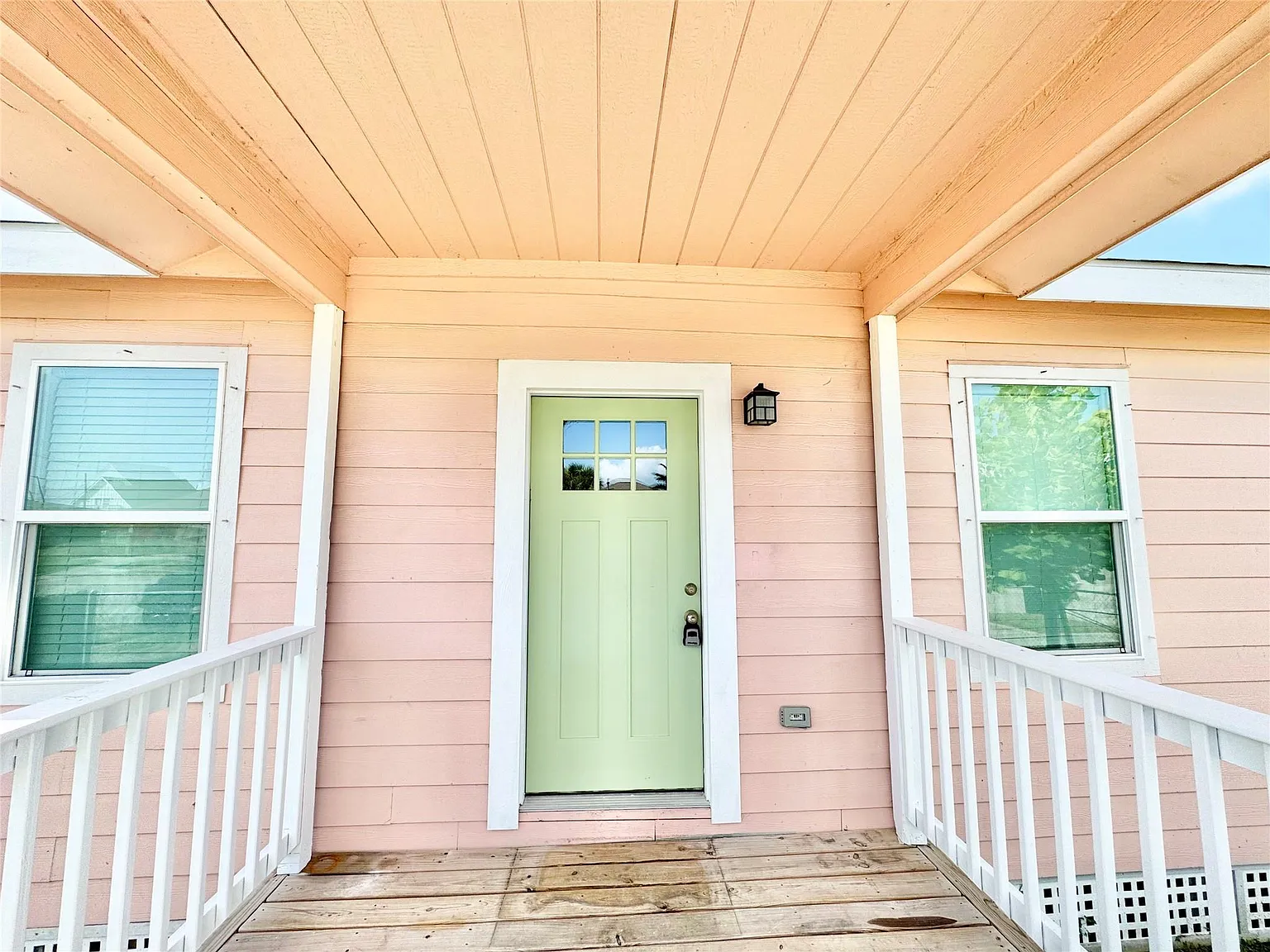 3 bed, 2.0 bath, 1160 sqft, $2,100 — Photo 2