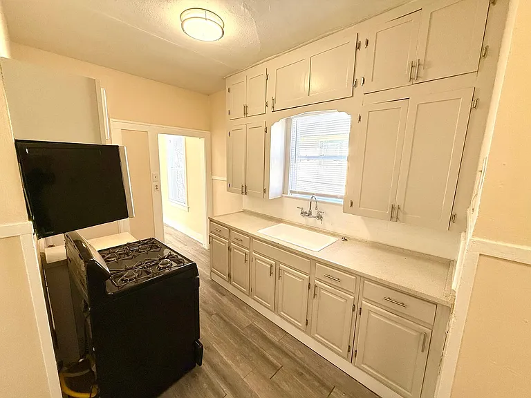 409 Canton St — Photo 11