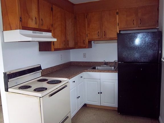 2nd image of 900 Pine Ave #A