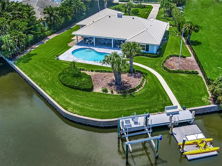 518 River Dr — Photo 2