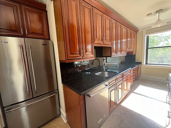 2nd image of 2000 N Lincoln Park W #302