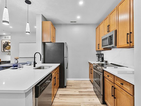 Experience the charm of this contemporary kitchen, designed for culinary enthusiasts.