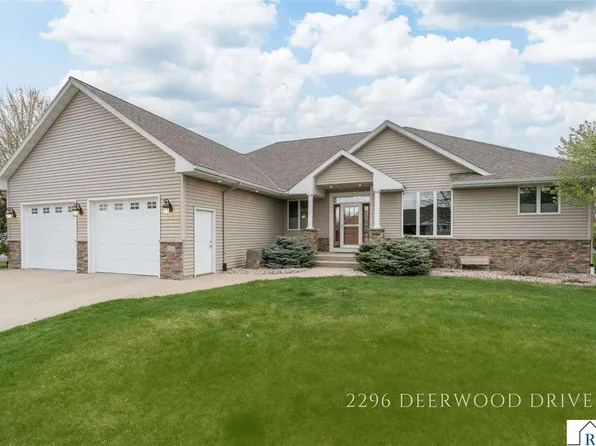 2296 Deerwood Dr, North Mankato, MN 56003