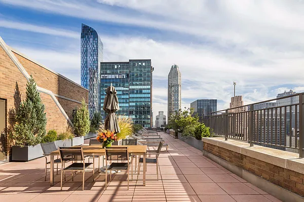 Rented by Kian Realty | media 27