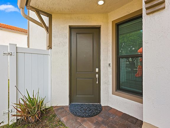 3rd image of 2011 Tamarind Drive