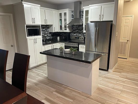 5th image of 411 Jazmin Dr