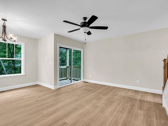 4th image of 8 Oxford Blvd