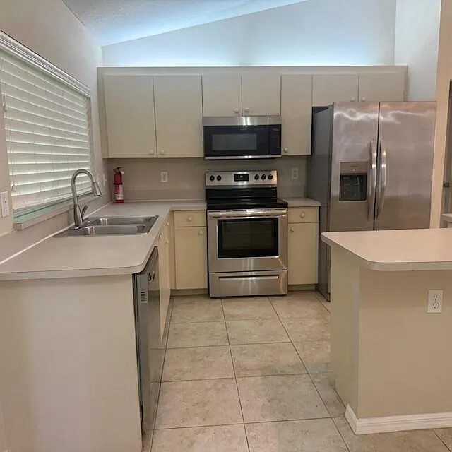 3 bed, 2.0 bath, 1292 sqft, $2,350 — Photo 2