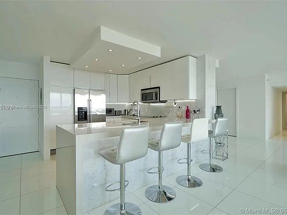 5th image of 100 Bayview Dr APT 1120