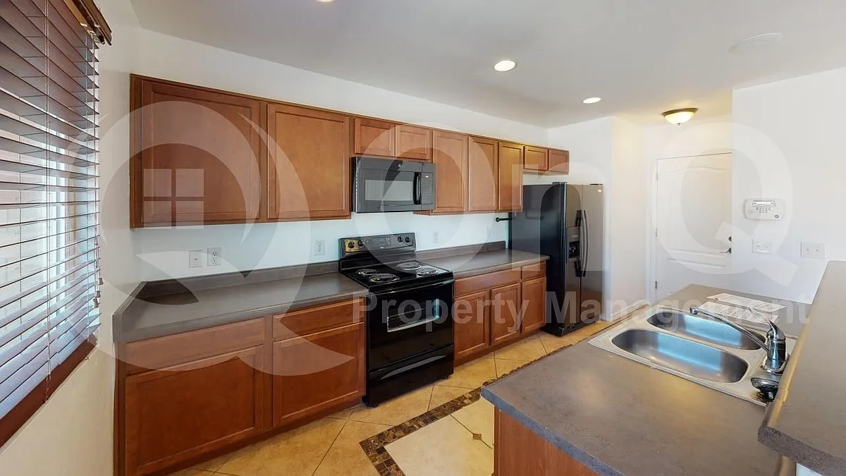 3 bed, 2.5 bath, 1431 sqft, $1,699 — Photo 2
