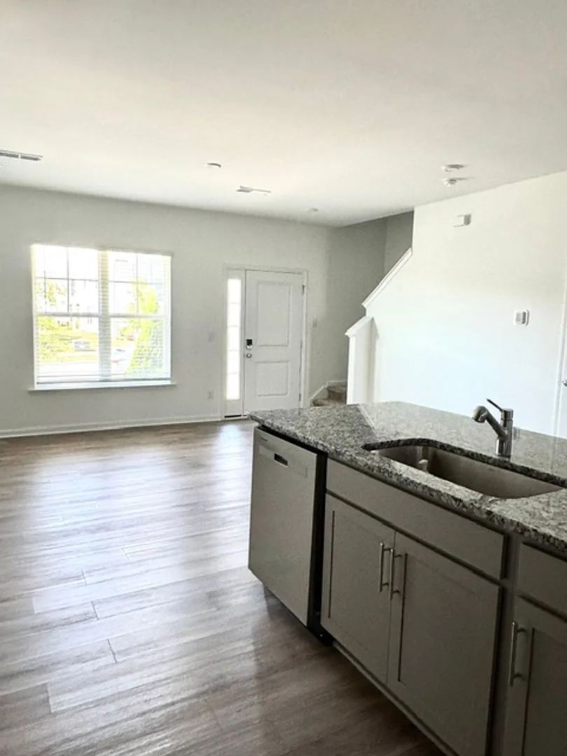 Beautiful 3BR Townhome with Community Pool — Photo 3