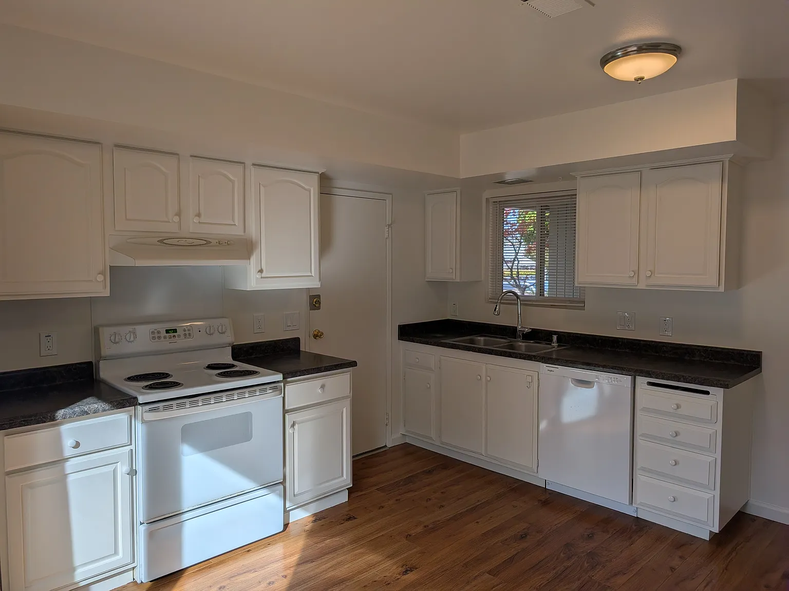 3 bed, 1150 sqft, $4,600 — Photo 4
