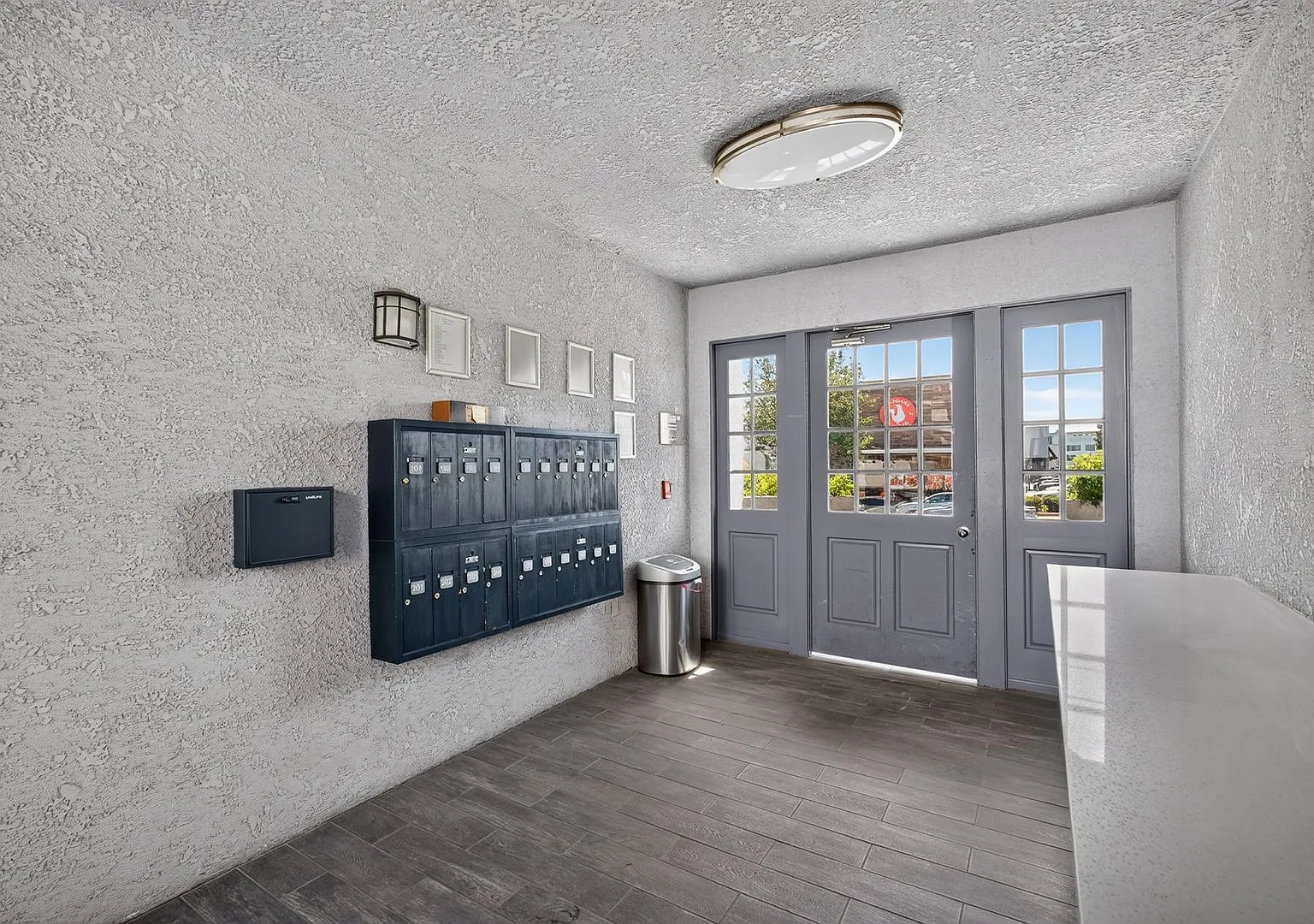 520 N. Hollywood Way — Photo 3
