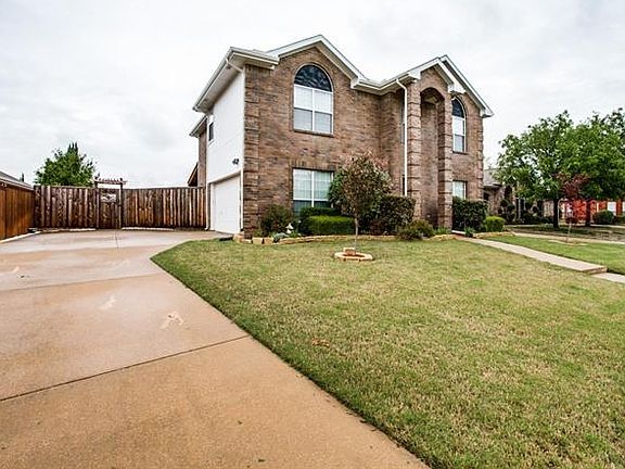 2nd image of 304 Holly Ct