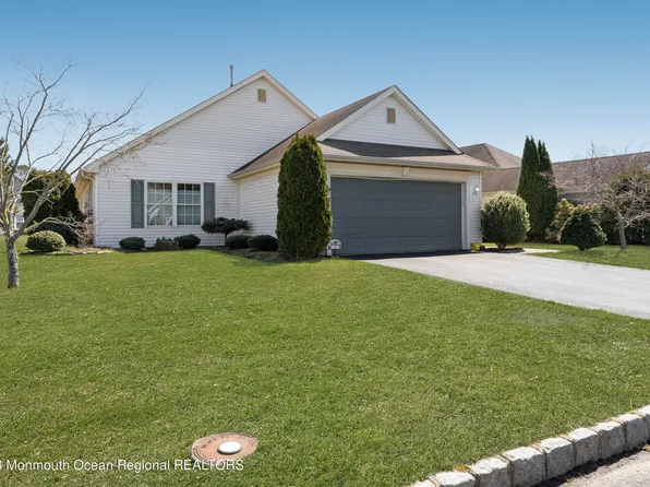 31 Oakmont Road, Lakewood, NJ 08701