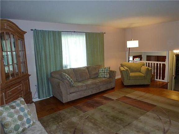 3rd image of 706 Bent Ln