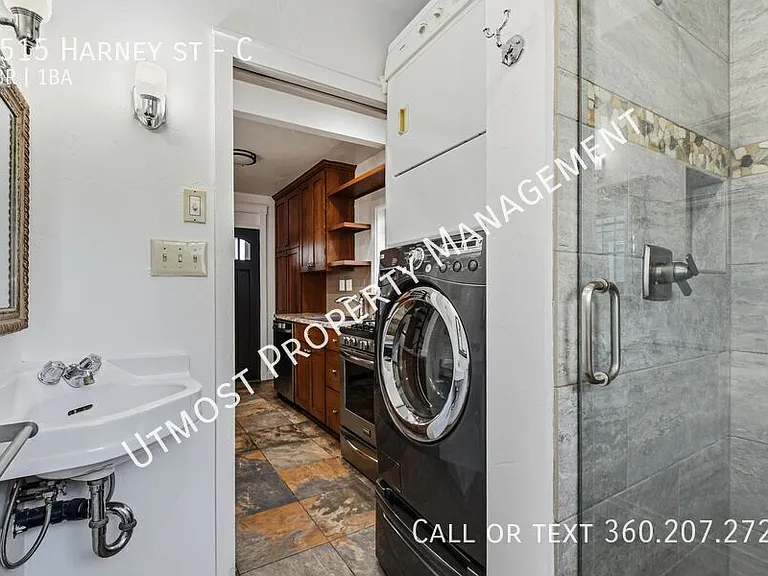 2515 Harney St #C — Photo 7