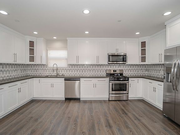4th image of 2631 S La Salle Ave #2635-1/2