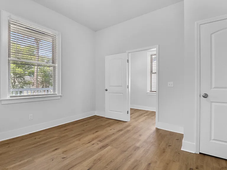 826 W Victory Dr — Photo 13