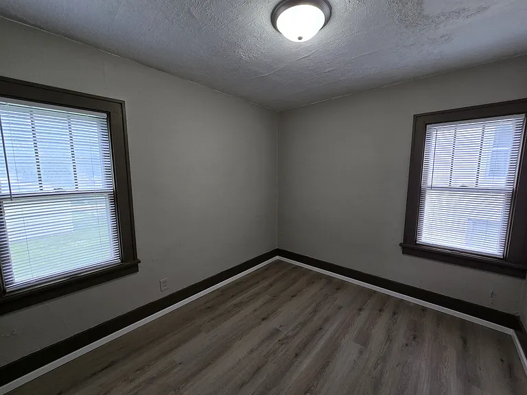 947 Newton St — Photo 13