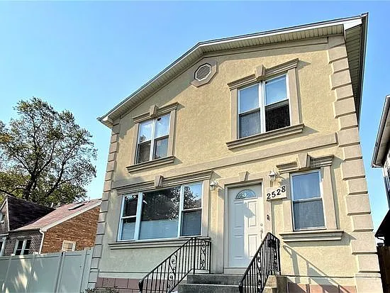 2528 Clarke St photo 1