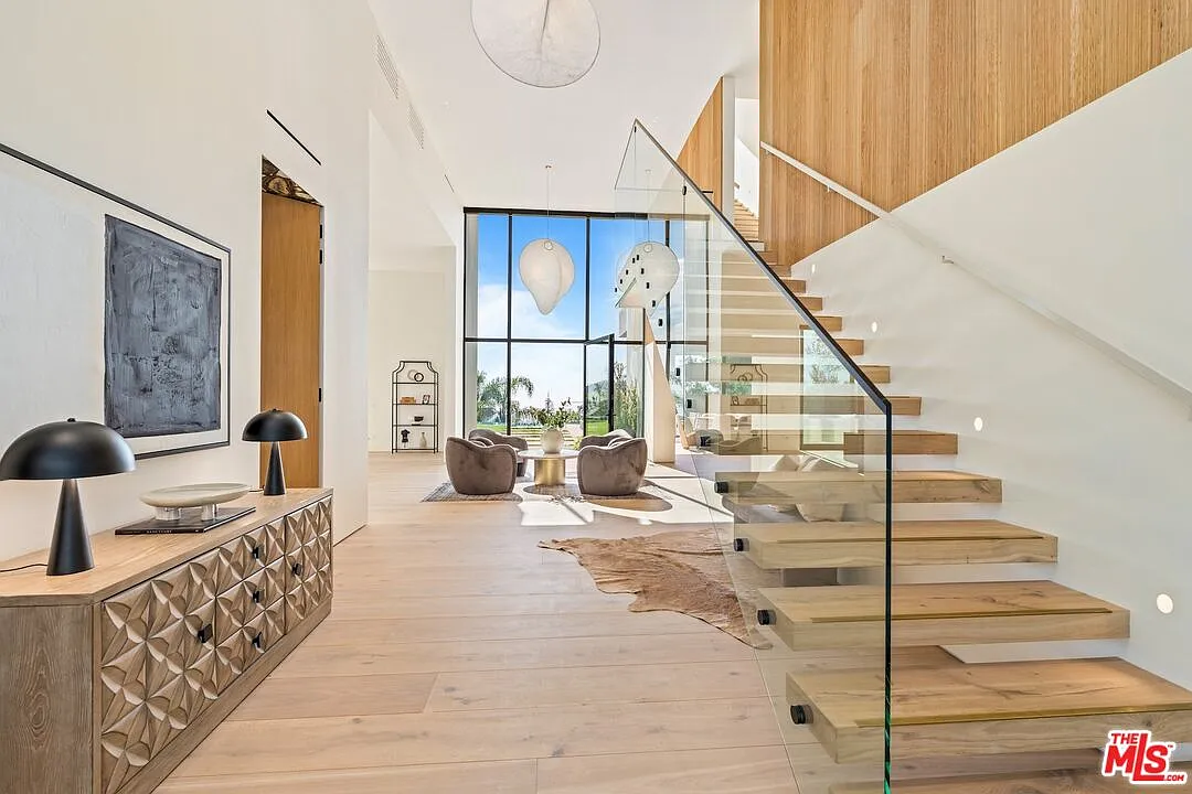 4 bed, 4.5 bath, 4200 sqft, $39,999 — Photo 3