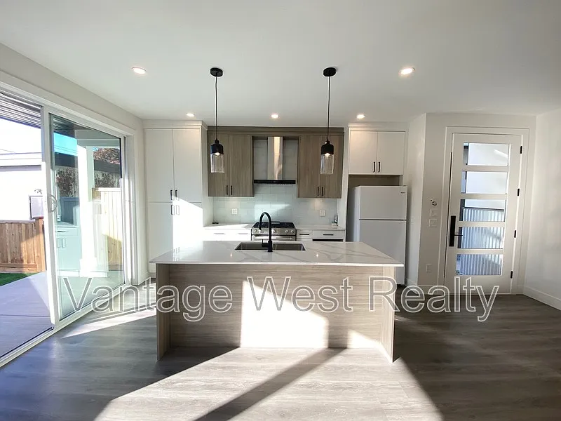 3 bed, 2.5 bath, 1650 sqft, $3,400 — Photo 2