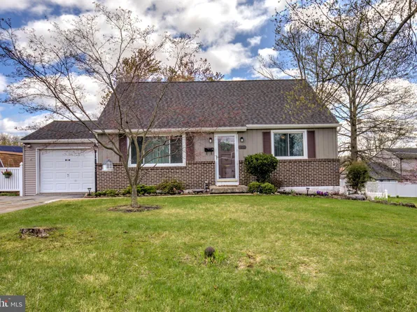 307 Briarwood Dr, Douglassville, PA 19518