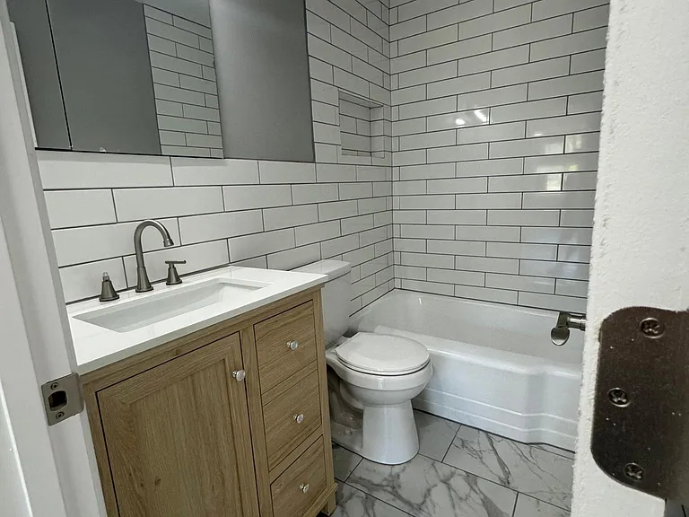907 Edgevale Ter — Photo 14