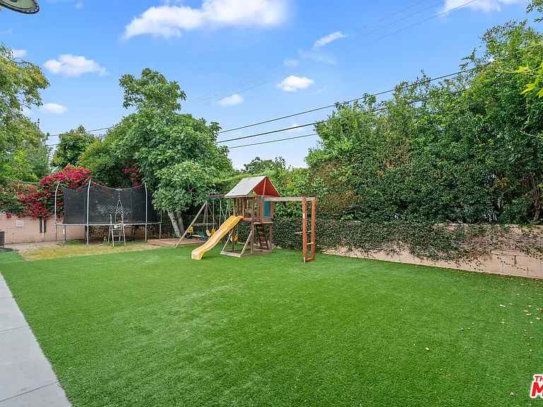 18343 Calvert St — Photo 24