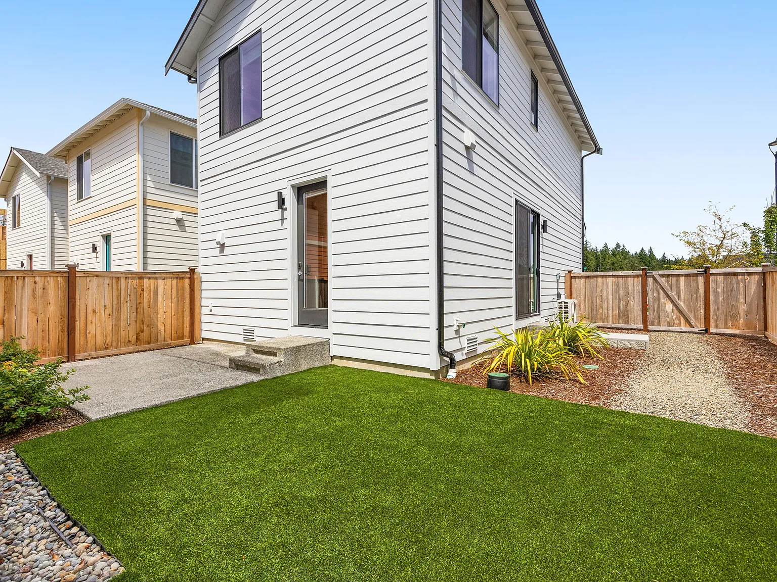 3 bed, 2.5 bath, 1347 sqft, $3,149 — Photo 2