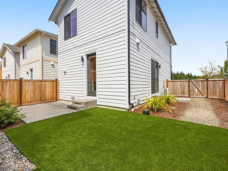 3708 SW Yarrow St — Photo 2